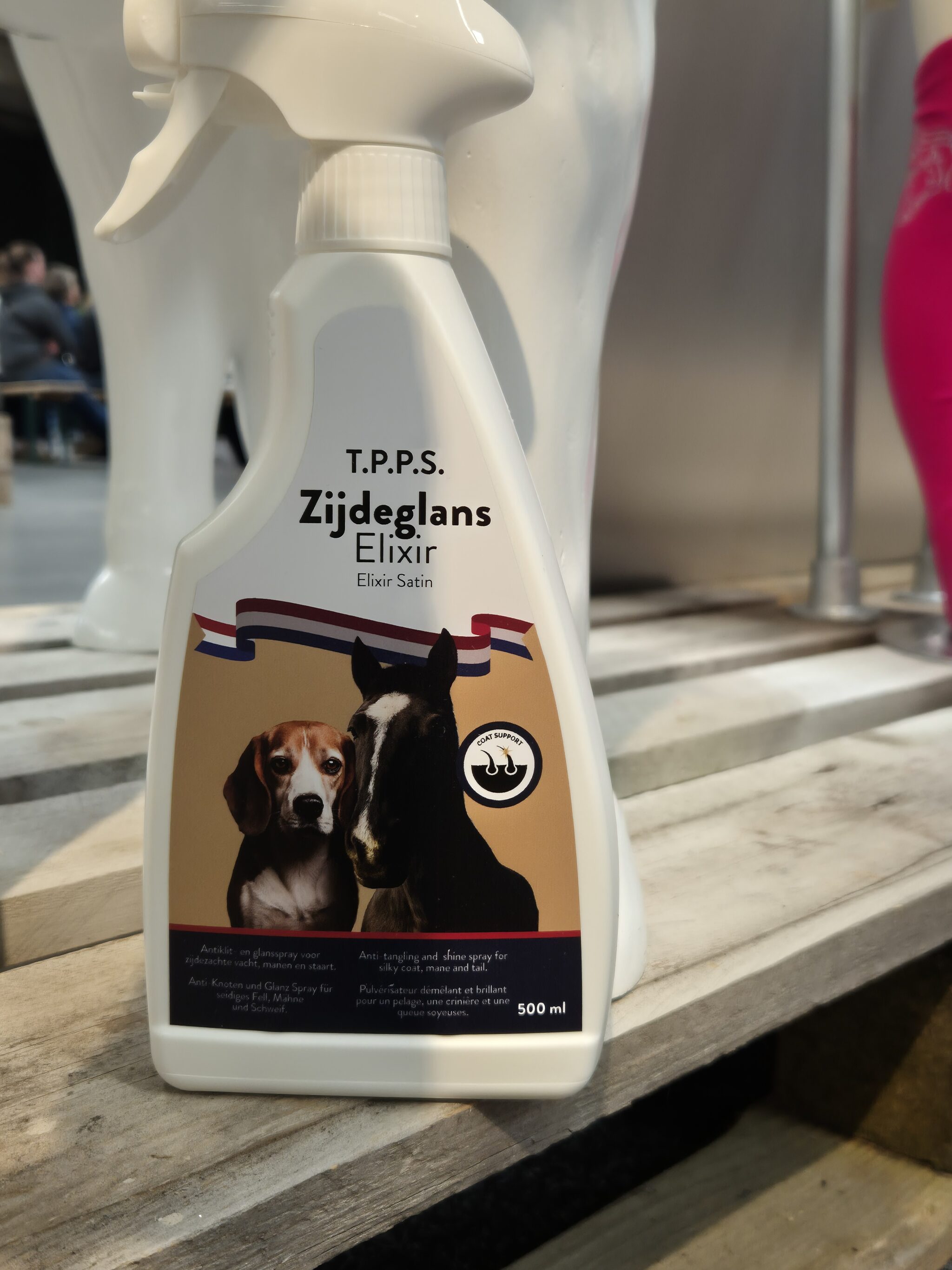 Verpakking van T.P.P.S glansspray voor vachtverzorging