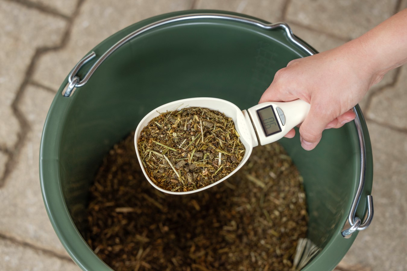 Alternative view of Voerschep met digitale weegschaal